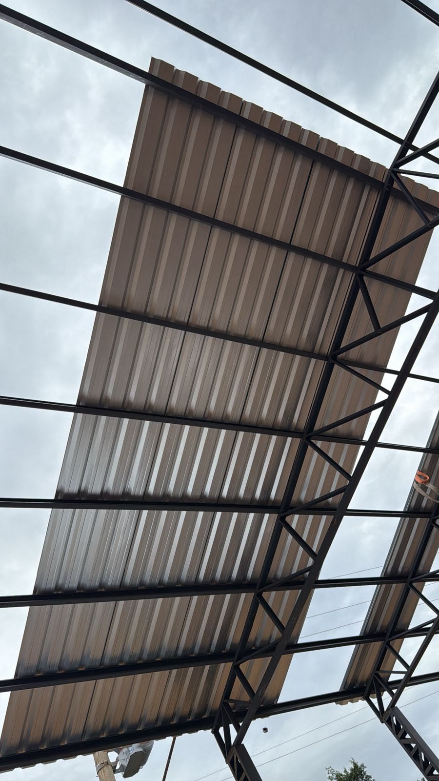 Cobertura metálica com telhas trapezoidais